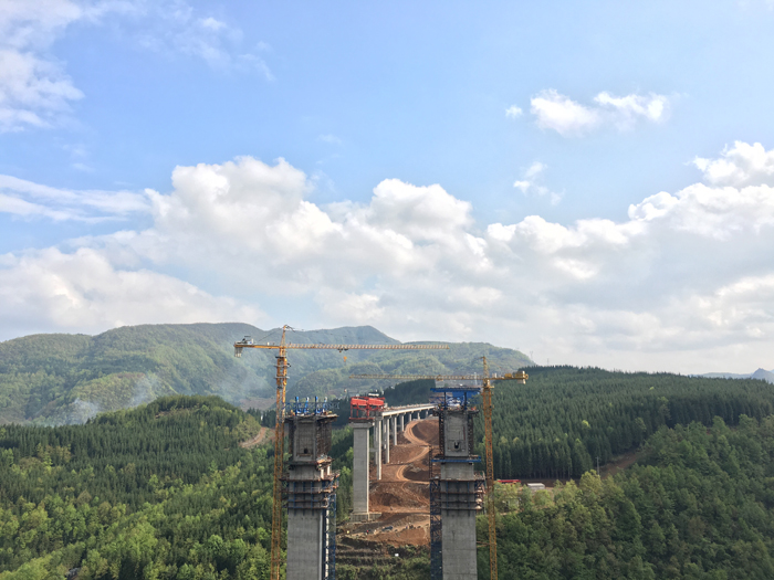 Guizhou Heliv Express Way Cast in situ beam-Cantilever Form Traveler Boyoun