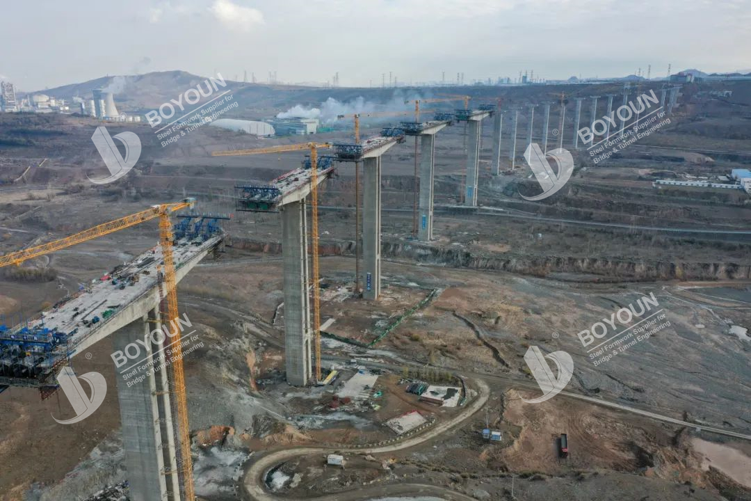 El puente del río Urumqi Toutun en voladiforma la caja del viajero