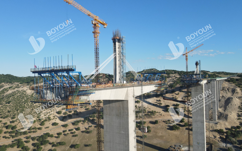 El puente del río Xilamulun Super puente en voladiforma cajas de viajero