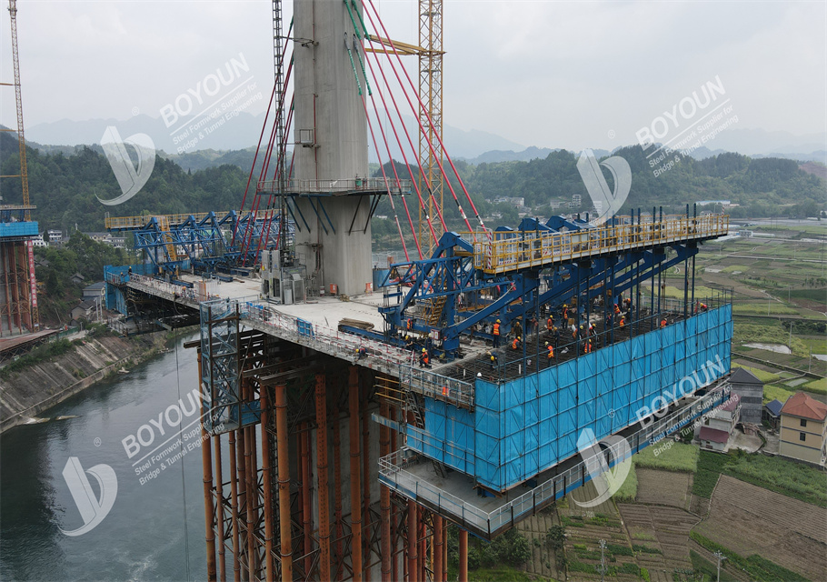 Forma voladizo del viajero con un vano principal de más de 200 metros