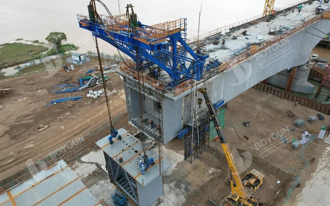 Comparación entre vigas prefabricadas y vigas montadas en la construcción de puentes