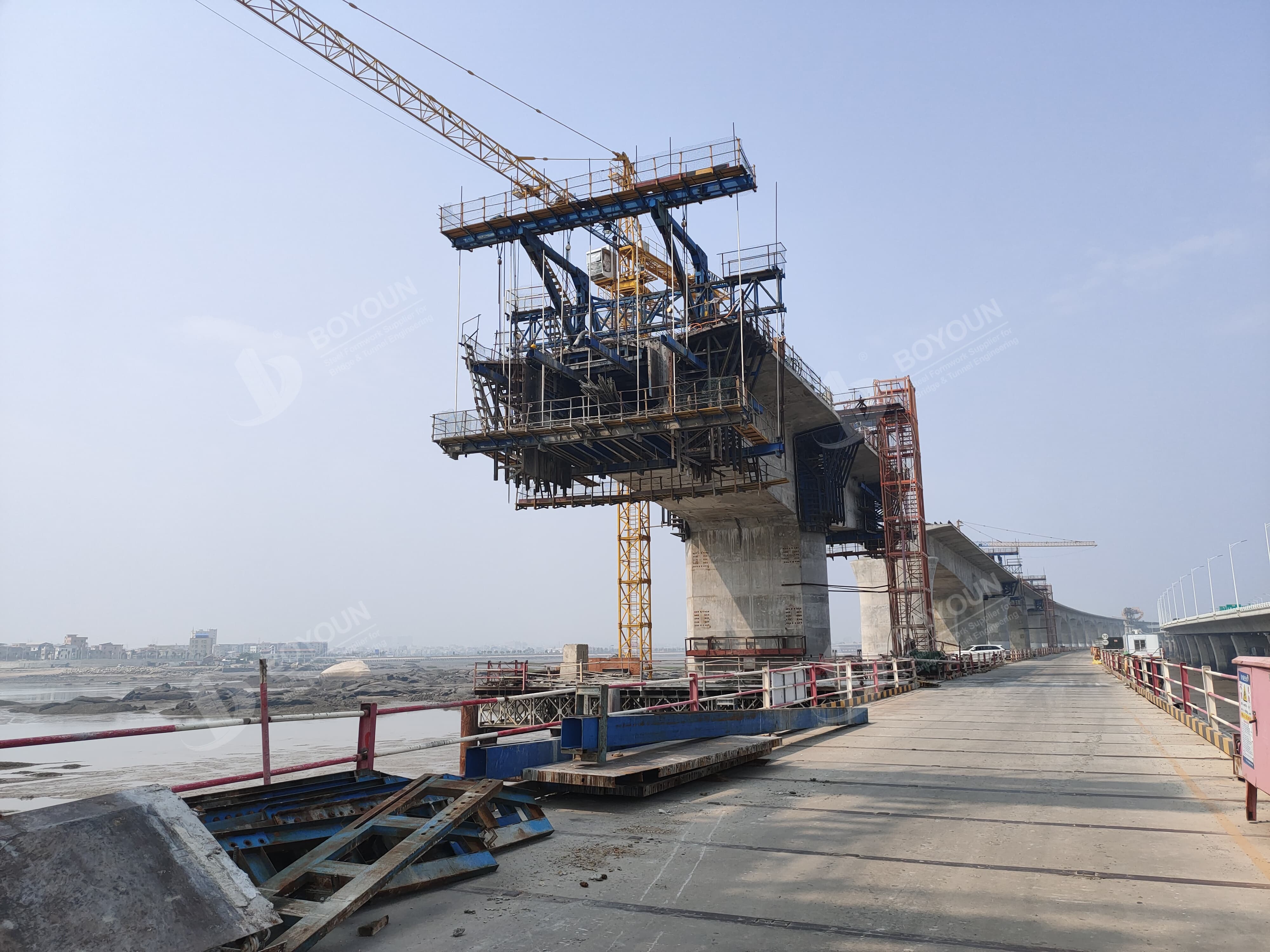 Construcción de puente de viga continua de hormigón pretensado por el método de colado en voladizo
