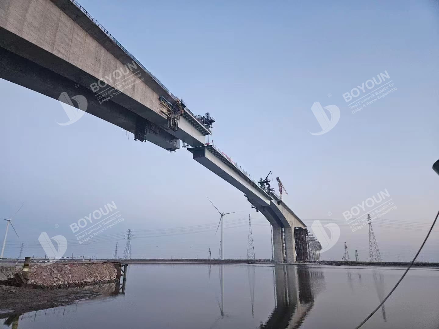 Proceso de construcción de puentes de viga curva de caja de acero