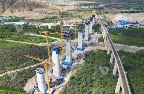 Comparación de muelle de pared delgada simple y doble de puente de estructura rígida continua