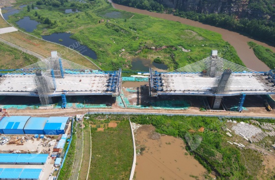 Tecnología de construcción de puentes atirantados