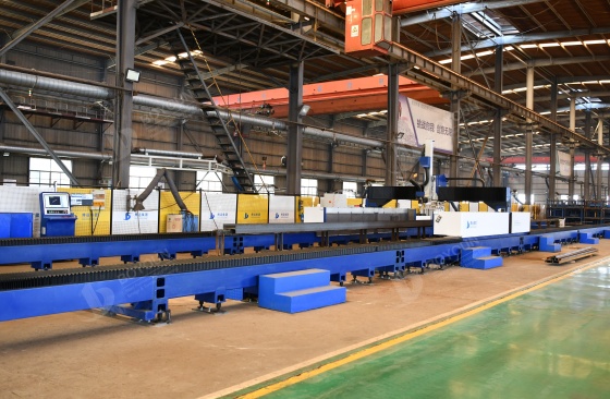 Nuestra nueva máquina de corte de perfiles se pone oficialmente en producción